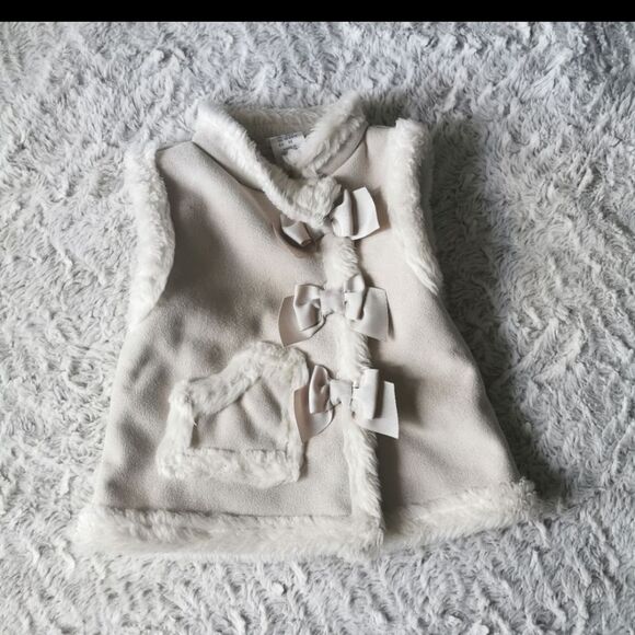 Maggie & Zoe faux fur vest with bows 24 m - Picture 1 of 5